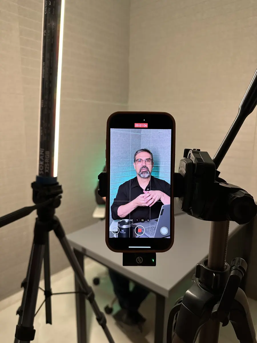 Gravação de conteúdo em consultório, com celular em tripé e iluminação.