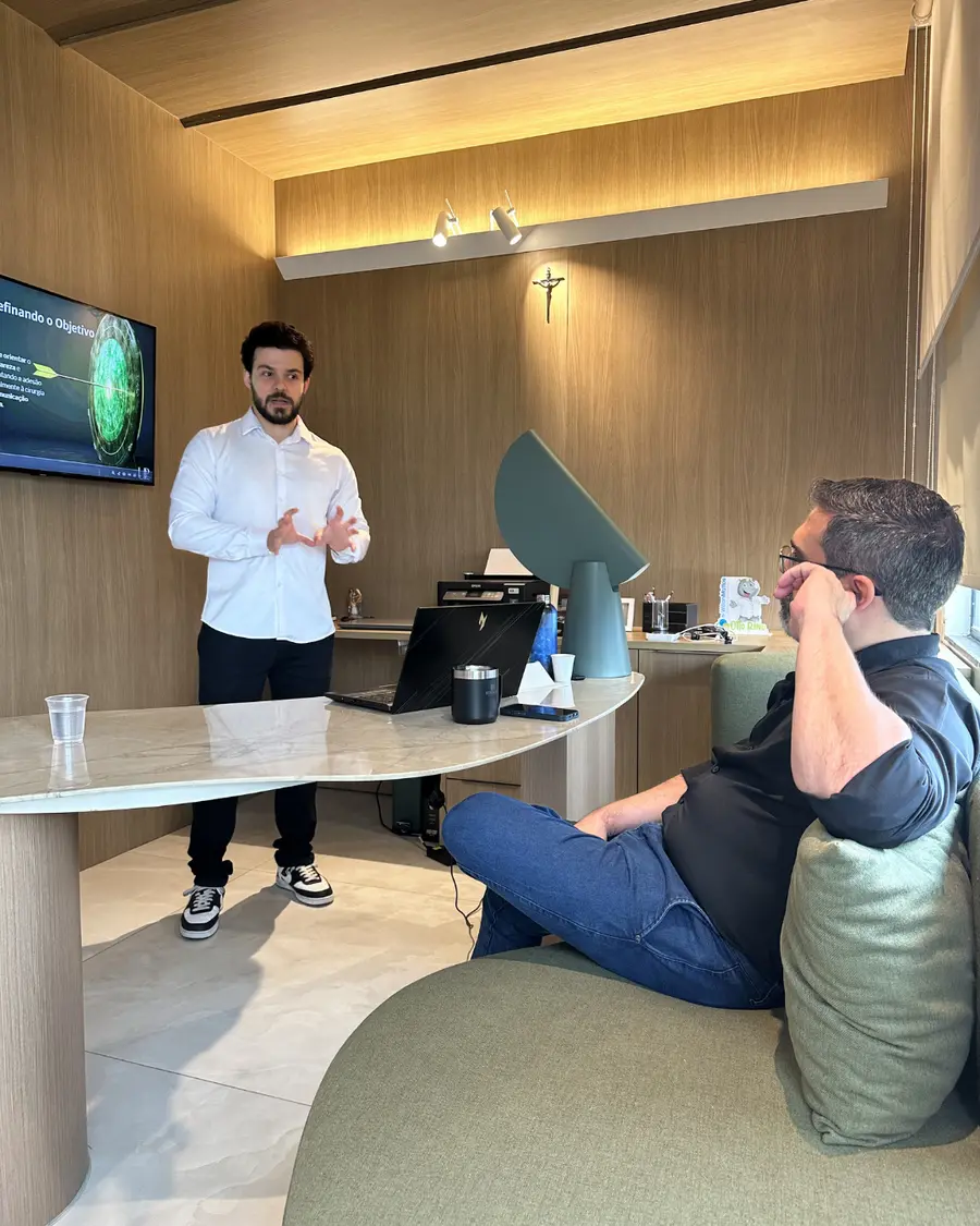 Reunião de estratégia entre a equipe da Unique e o cliente.